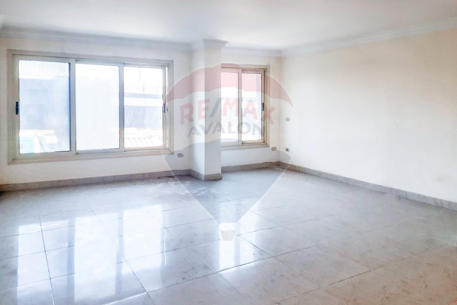 Administrative unit For Rent 194 m Moharam Bek ( Mahmoudeya Road )