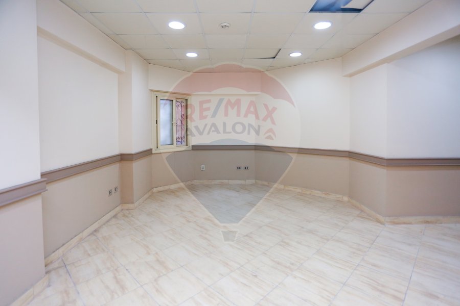 محل + ميزانين للايجار 300 م سموحه (ش فوزي معاذ)