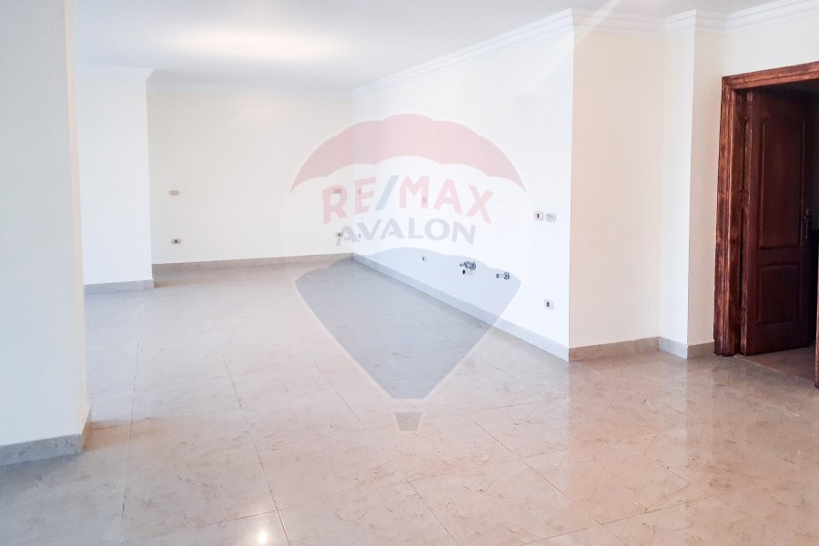 Administrative unit For Rent 194 m Moharam Bek ( Mahmoudeya Road )