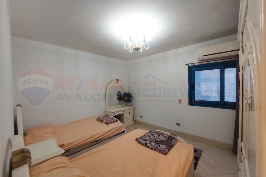 شقة مفروشة للإيجار السنوي 120 م سيدي جابر (عمارات الضباط - اول نمرة بحر)