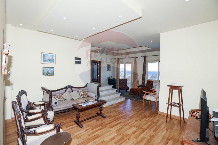 Palace For Sale 3,800 m King Marriot (Directly On The Lake)