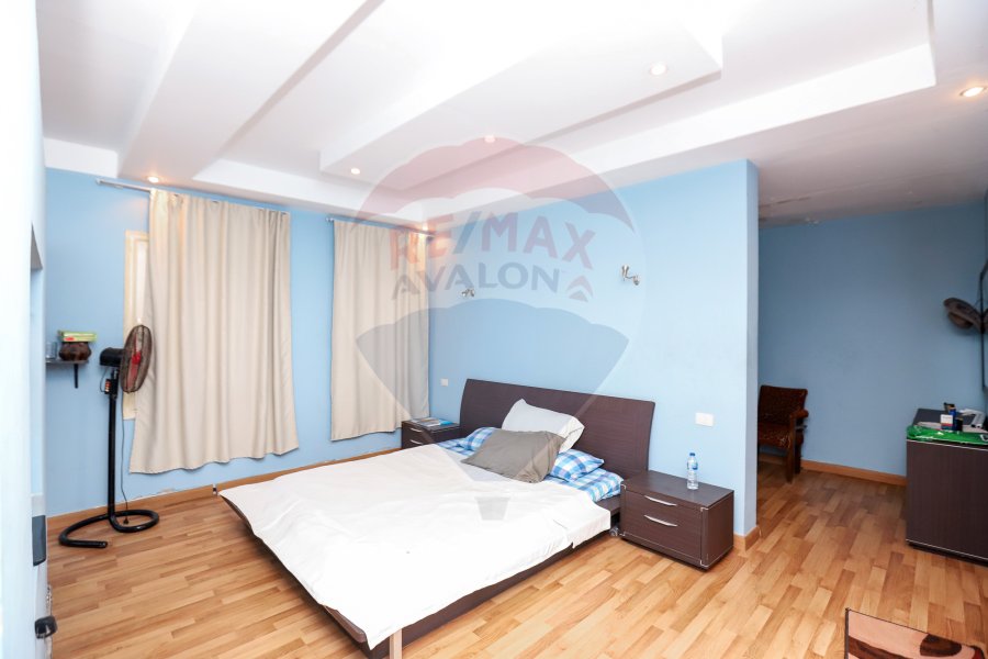 Palace For Sale 3,800 m King Marriot (Directly On The Lake)