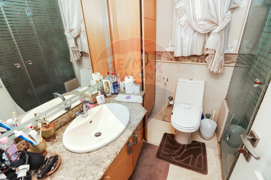 شقة للبيع 370 م كفر عبده (ش سكينة بنت الحسين)