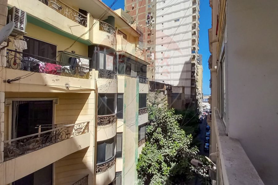 عقار للبيع 590 م جليم (خطوات من البحر)
