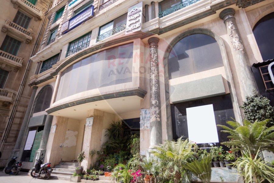 محل تجاري + ميزانين للايجار1,900 م الحي اللاتيني (شارع فؤاد مباشرةً)