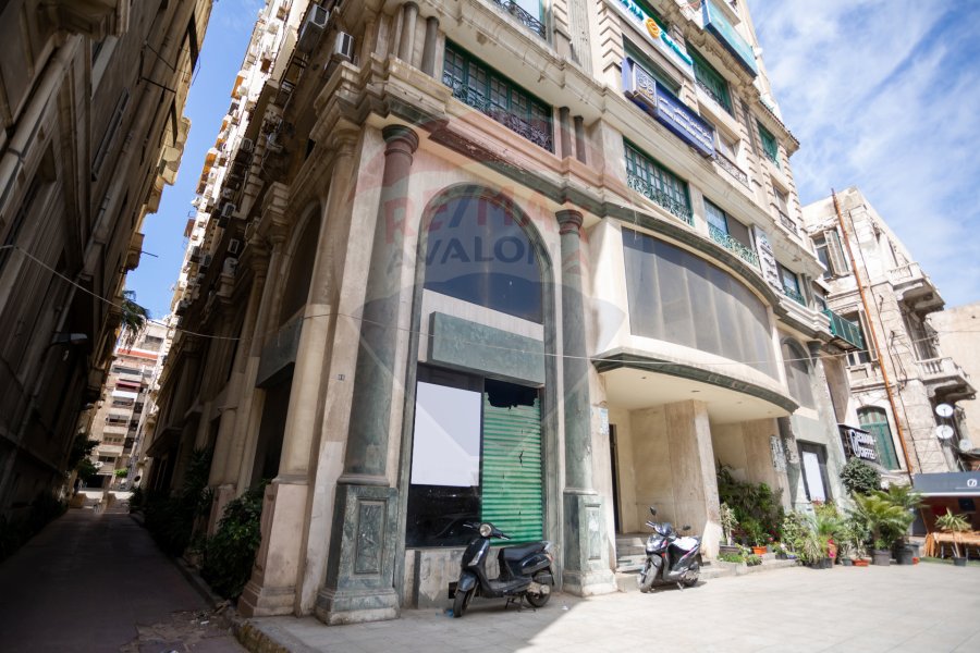 محل تجاري + ميزانين للايجار1,900 م الحي اللاتيني (شارع فؤاد مباشرةً)