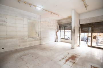 Shop for rent 55m Louran ( steps from the sea )