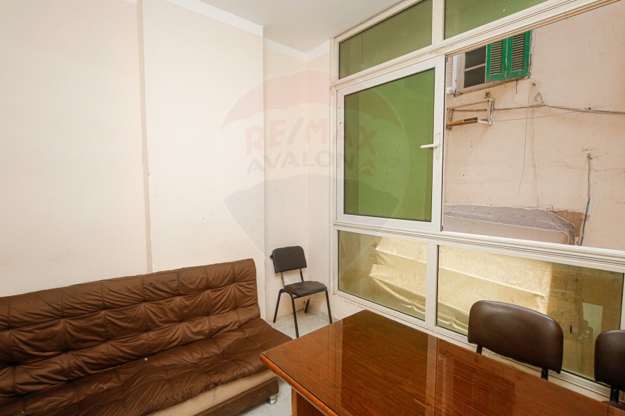 شقة إداري للإيجار 95 م الأزريطة (ش سوتر - أمام مجمع الكليات )