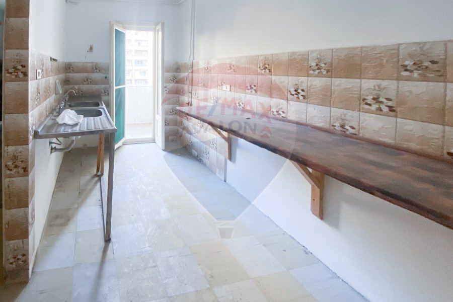 Apartment for rent 145 m Gleem (Mokbel st. - steps from the sea)
