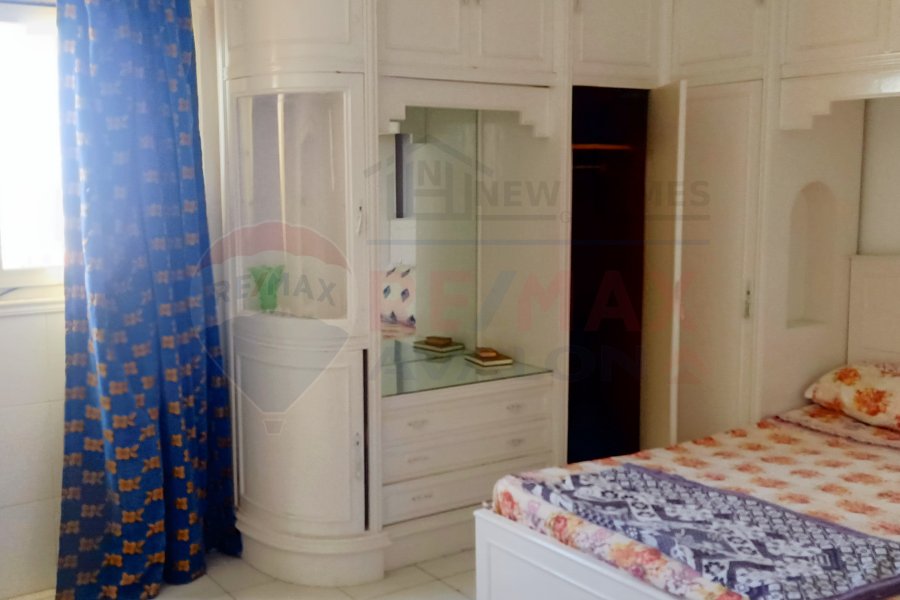شقه للايجار المفروش 130 م مصطفى كامل (على البحر مباشرة - عمارات الظباط - العمارات الاستثمارى)