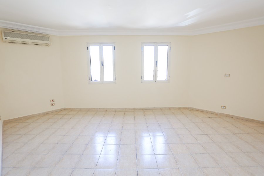 مكتب للإيجار 105 م  سبورتنج (على الترام مباشرة)