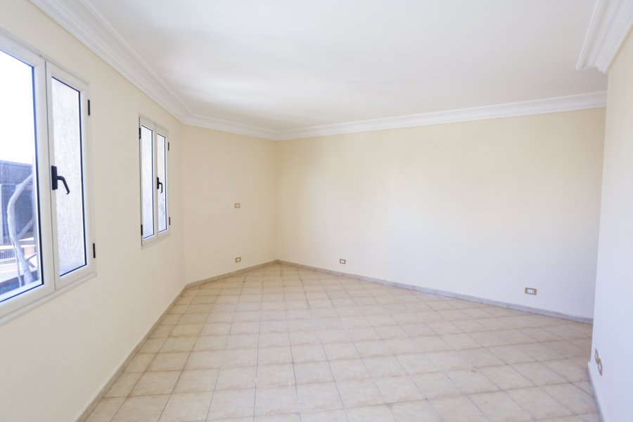 مكتب للإيجار 105 م  سبورتنج (على الترام مباشرة)