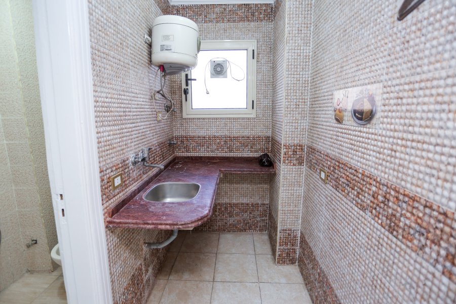 مكتب للإيجار 105 م  سبورتنج (على الترام مباشرة)