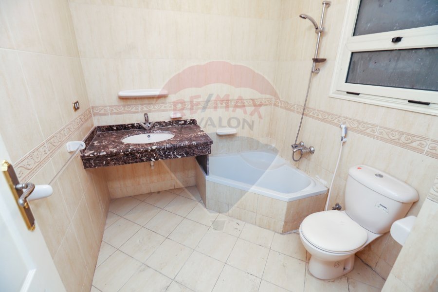 شقه للبيع 220 م جليم ( ش ابو قير مباشره )