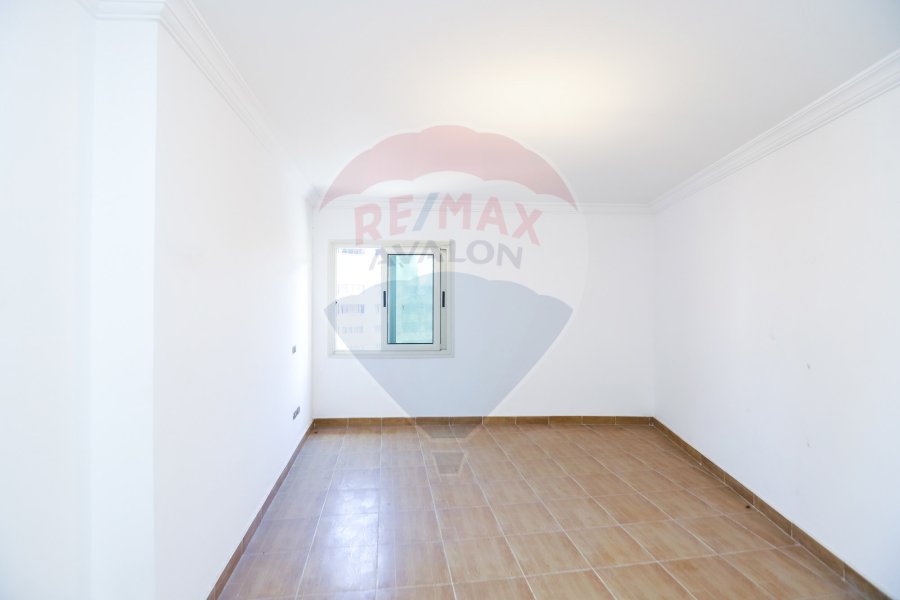 شقه للبيع 220 م جليم ( ش ابو قير مباشره )