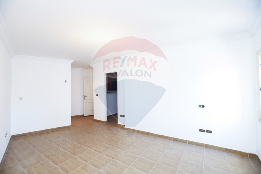 شقه للبيع 220 م جليم ( ش ابو قير مباشره )