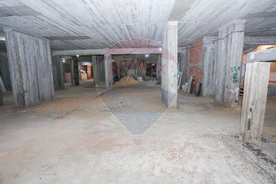 محل تجارى + ميزانين للايجار 700 م لوران ( ش أبوقير )