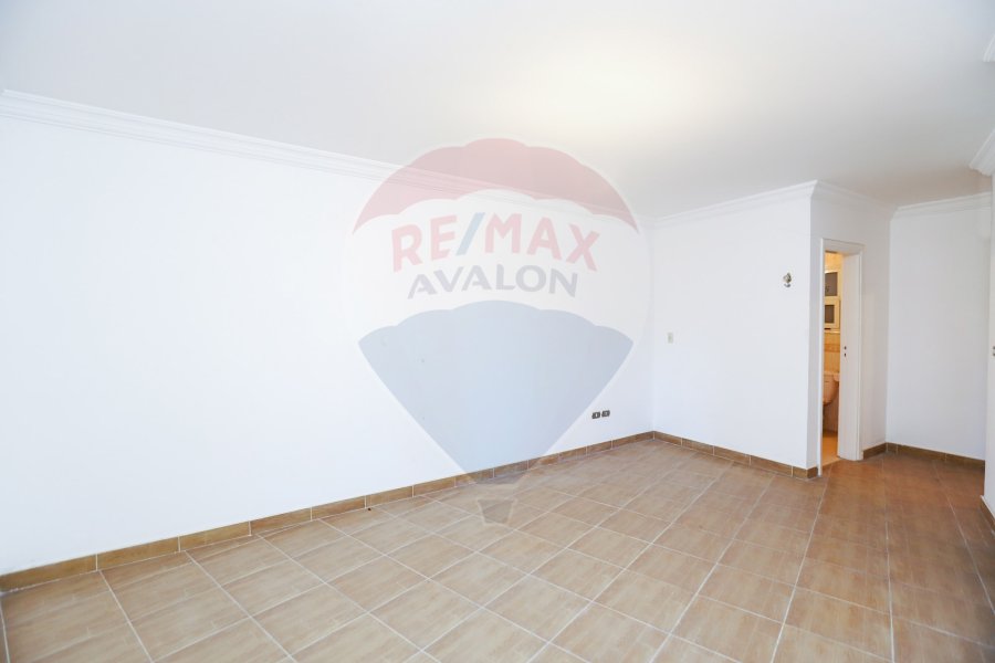 شقه للبيع 220 م جليم ( ش ابو قير مباشره )