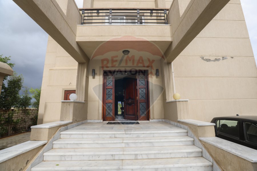 Registered Villa 900 m For Sale King Marriott (In Front Of Borj El Arab stadium)