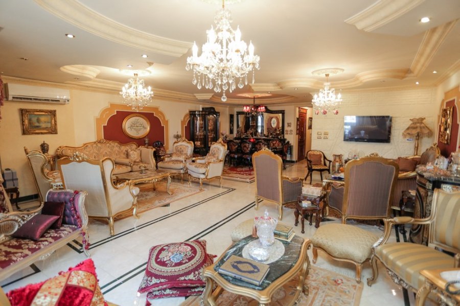 شقة مسجله شهر عقاري للبيع 220م سموحة ( ميدان فيكتور عمانويل )