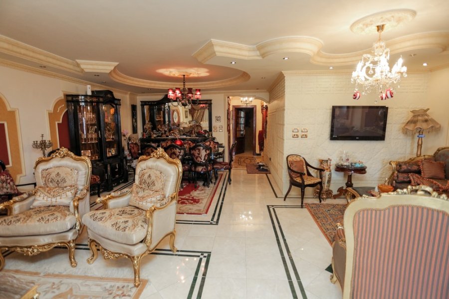 شقة مسجله شهر عقاري للبيع 220م سموحة ( ميدان فيكتور عمانويل )