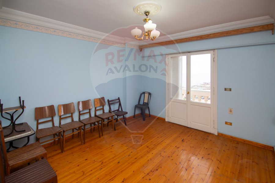 Apartment for sale, 280 m Stanley (Steps from the sea)