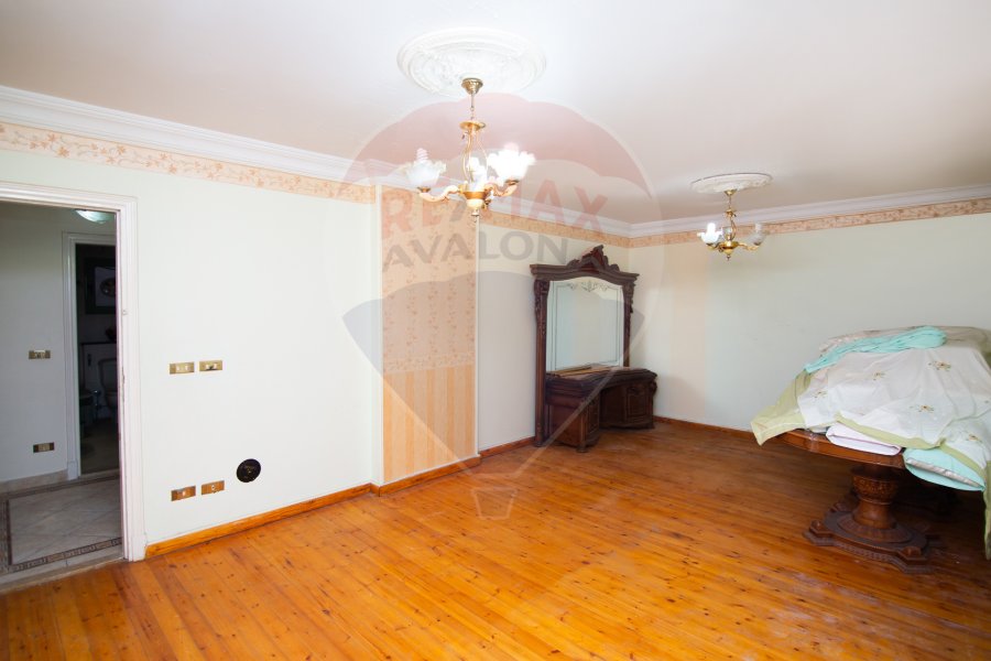 Apartment for sale, 280 m Stanley (Steps from the sea)