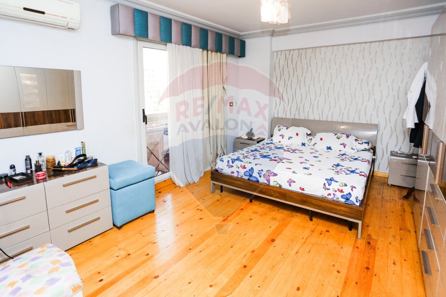 Apartment for sale 265 m Gleem ( Directly in Abo Qeer St - on Gleem square.)