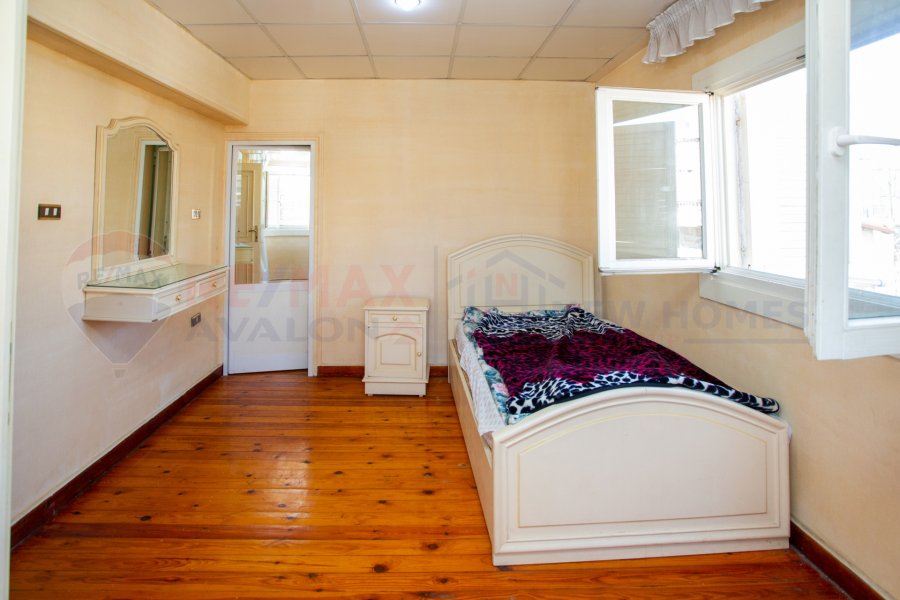 Triplex apartment for sale 220 m Stanly (near to the sea)