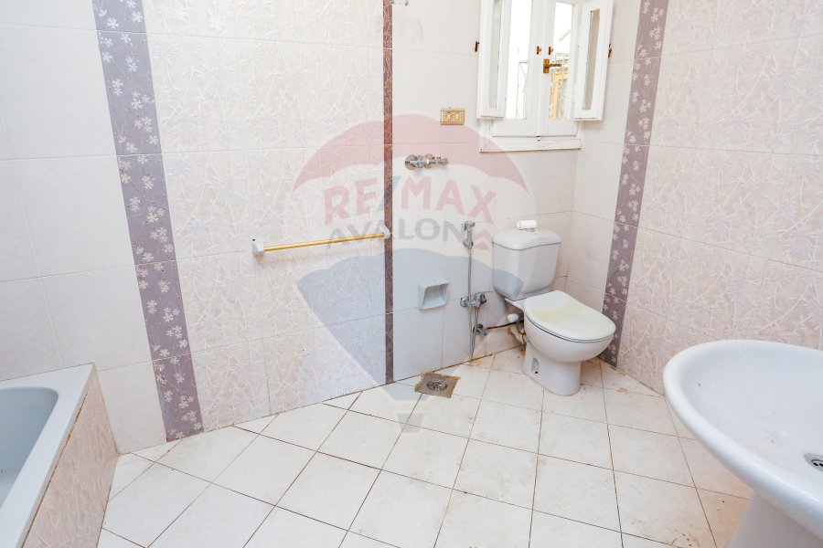 Apartment for sale 200 m Roushdy (steps from Syria Street )