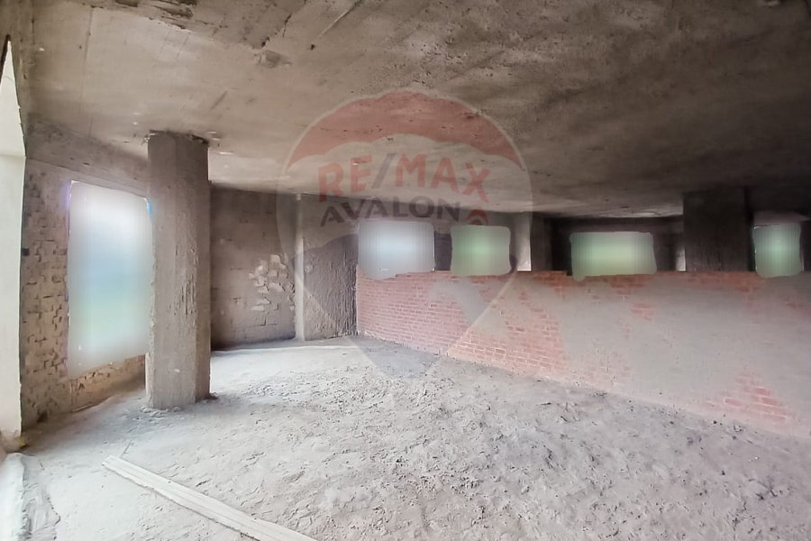 Shop + mizzan for sale 900 m Sporting (on the tram)