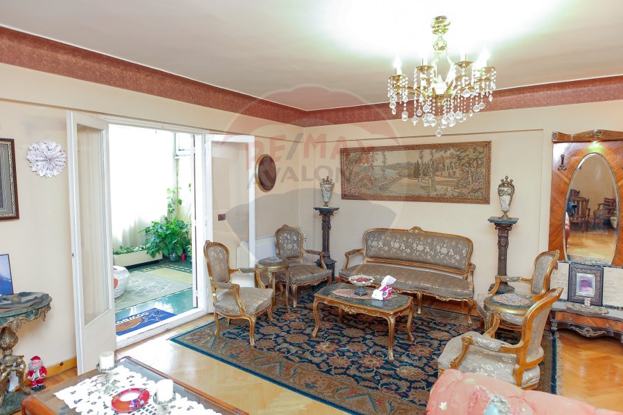 (شقة للبيع 250 م رشدي (على الترام مباشرة