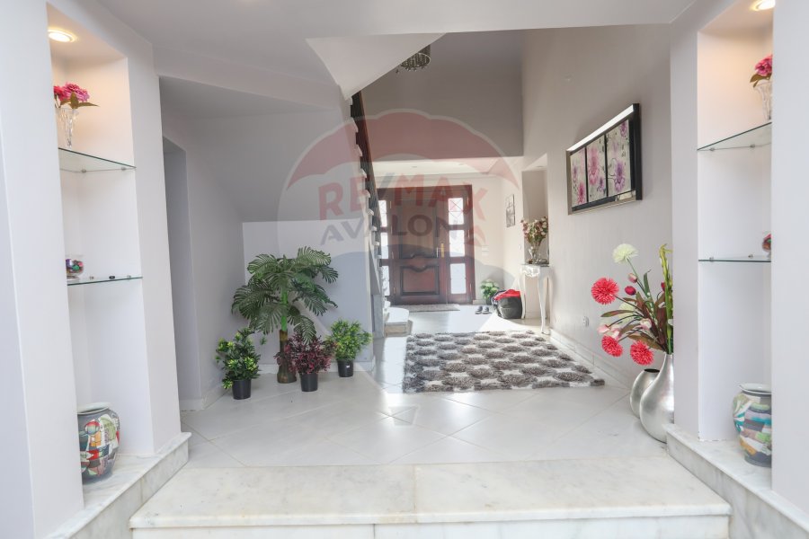 Registered Villa 900 m For Sale King Marriott (In Front Of Borj El Arab stadium)