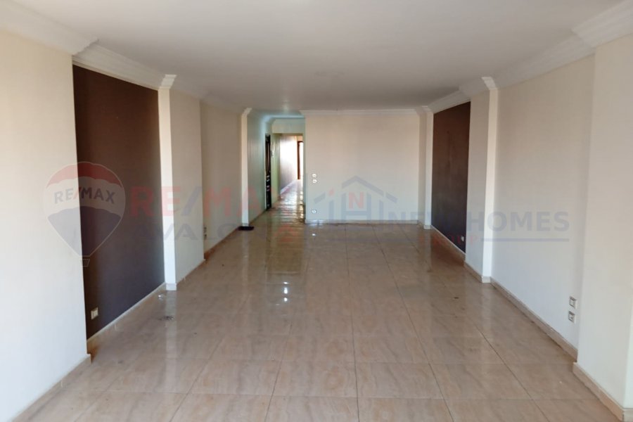 Apartment for 170 m Sporting (Directly on the tram)