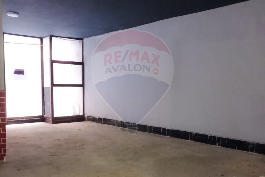 Shop + mezzan for rent 220 m Gleem (Steps from the sea)