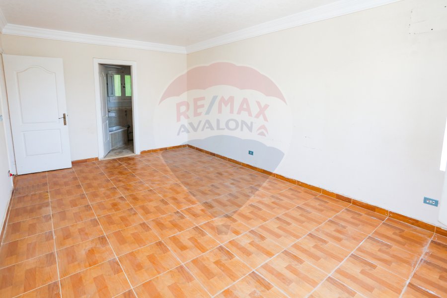 Apartment for sale 200 m Roushdy (steps from Syria Street )