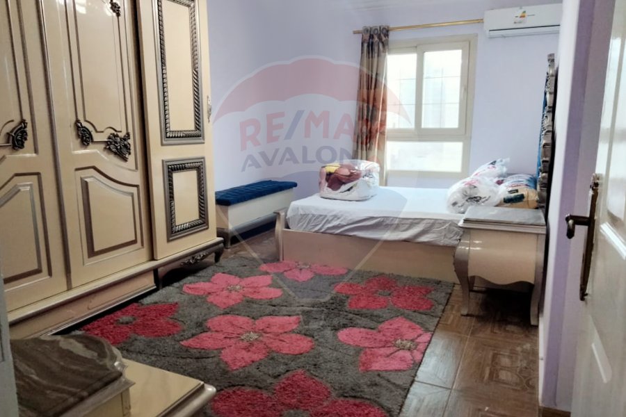 Apartment for rent 200 m El Shatby (University Bridge Street - steps from the sea)