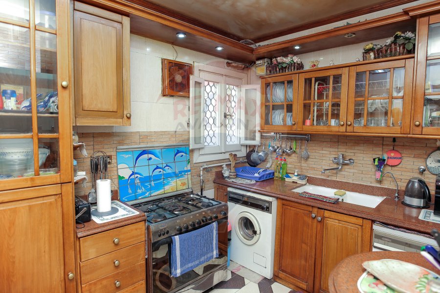 (شقة للبيع 250 م رشدي (على الترام مباشرة