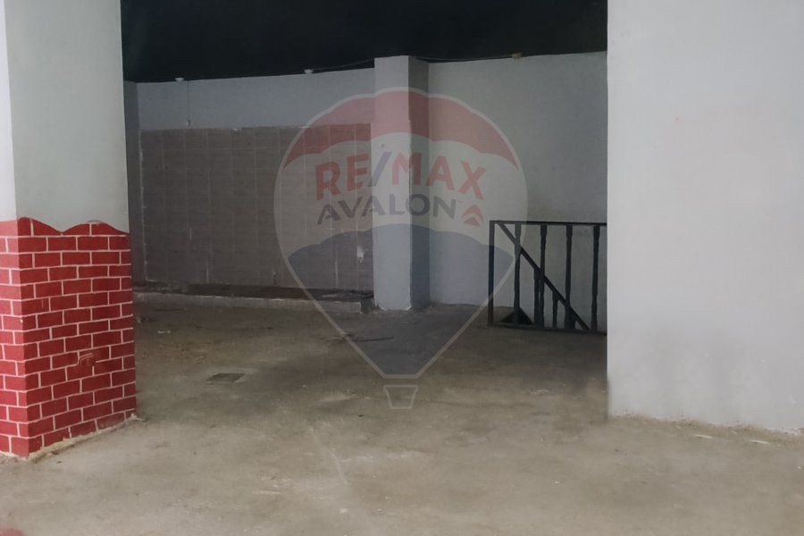 Shop + mezzan for rent 220 m Gleem (Steps from the sea)