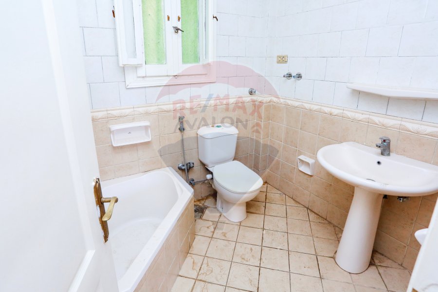 Apartment for sale 200 m Roushdy (steps from Syria Street )