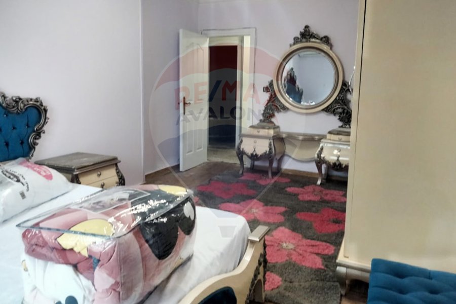 Apartment for rent 200 m El Shatby (University Bridge Street - steps from the sea)