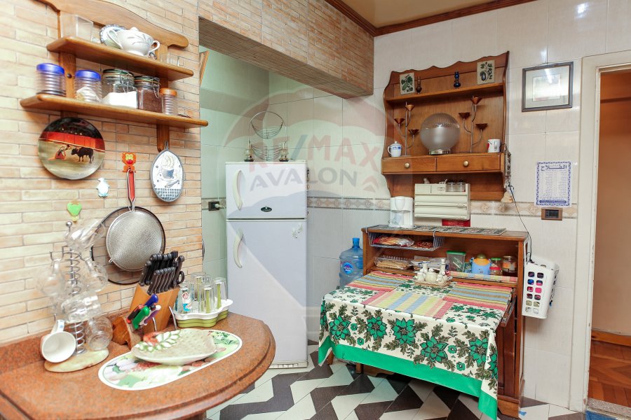 (شقة للبيع 250 م رشدي (على الترام مباشرة