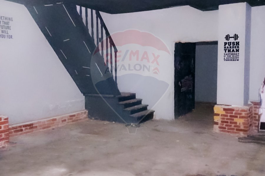Shop + mezzan for rent 220 m Gleem (Steps from the sea)