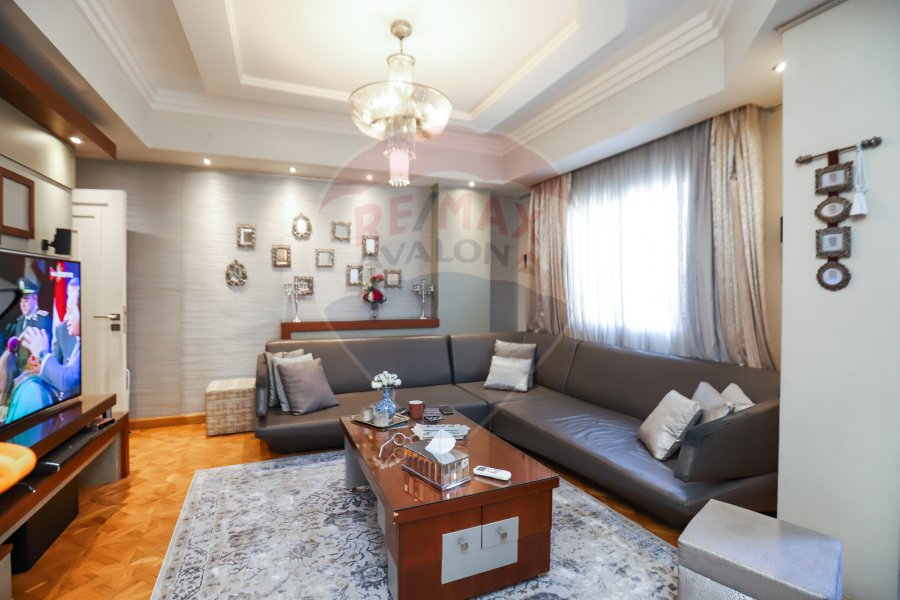 شقه للبيع  260 م كفر عبده ( خطوات من ميدان اللمبي وسانت جيني )