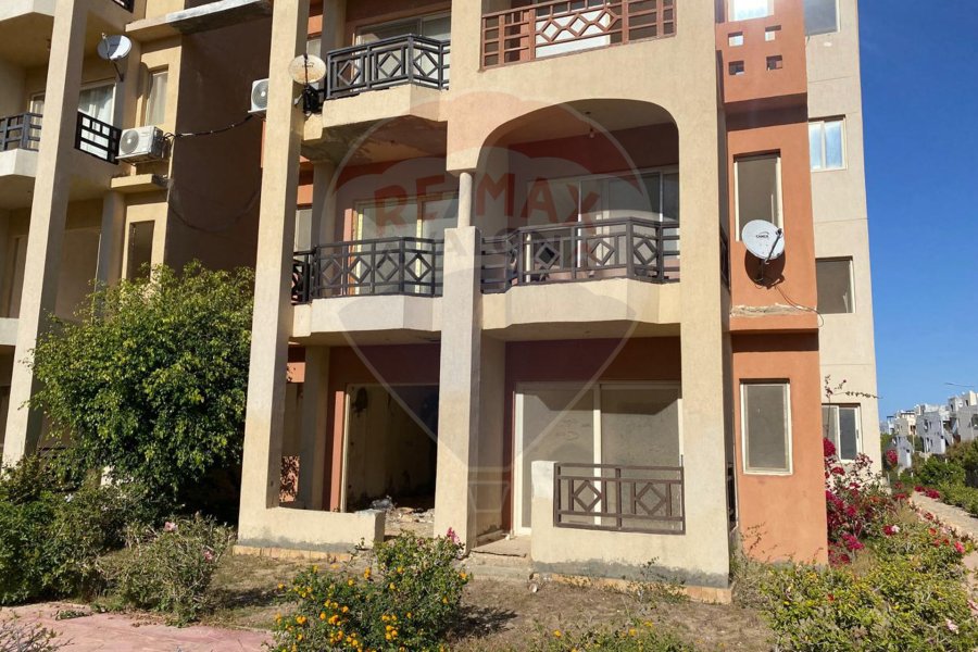 Chalet with roof for sale (Emirates Heights) Ras El-Hekma 100 m