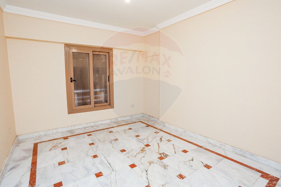 Apartment for sale 235 m Gleem (directly on the sea)