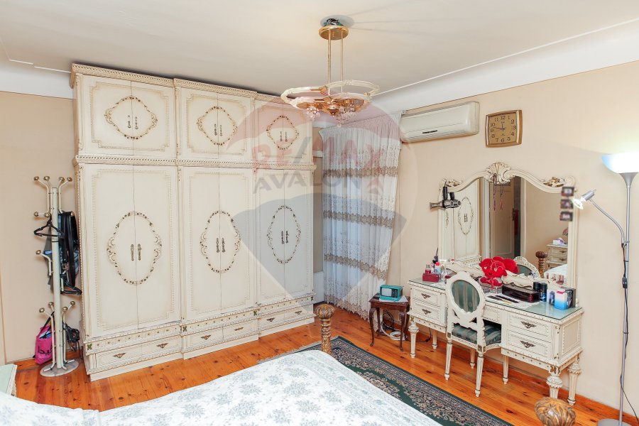 (شقة للبيع 250 م رشدي (على الترام مباشرة