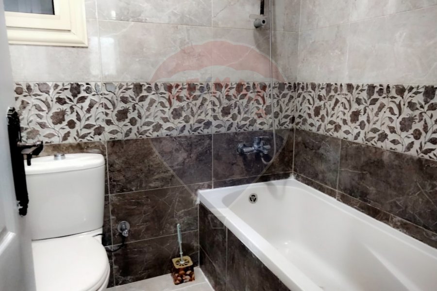 Apartment for rent 200 m El Shatby (University Bridge Street - steps from the sea)