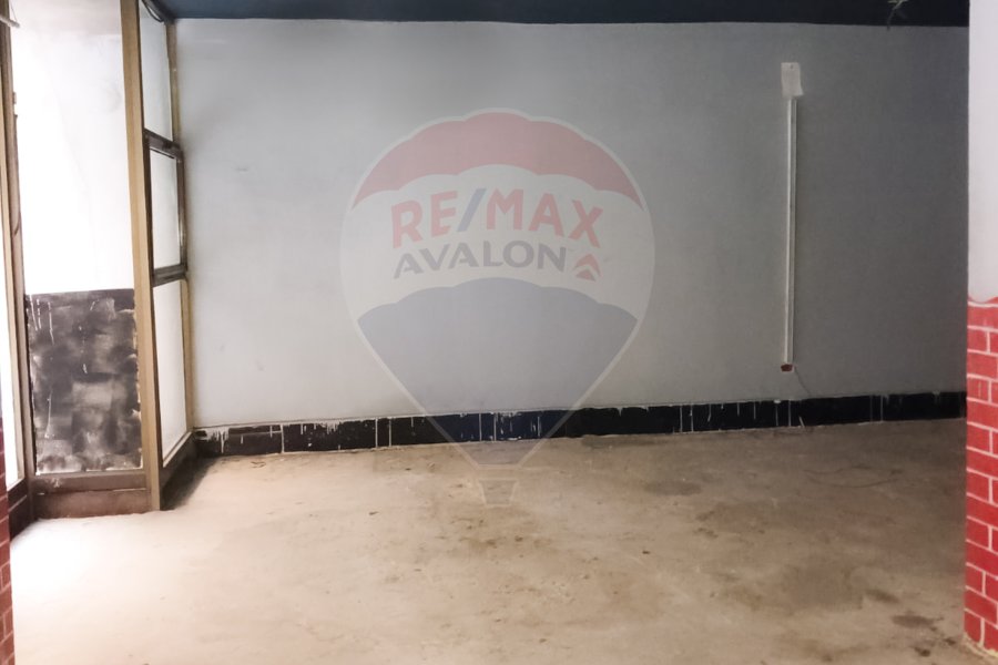 Shop + mezzan for rent 220 m Gleem (Steps from the sea)