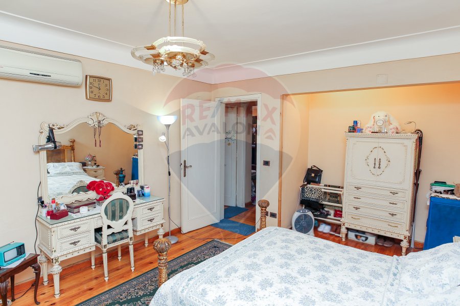 (شقة للبيع 250 م رشدي (على الترام مباشرة